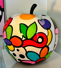Charger l'image dans la galerie, Benedicto, Pomme aux chapeaux, 2026
