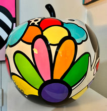 Charger l'image dans la galerie, Benedicto, Pomme aux chapeaux, 2026
