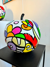 Charger l'image dans la galerie, Benedicto, Pomme LOVE, 2026

